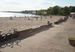 Blick auf den ausgedehnten Sandstrand am Müggelsee mit Basketballplatz und Volleyballplatz.