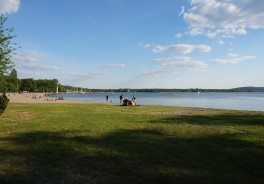 Uferbereich im Strandbad Müggelsee mit Liegewiese und Sandstrand