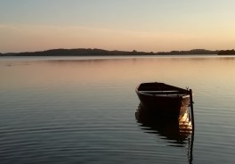 Der idyl­lische Behler See bei Sonnenuntergang. Foto von Monika Schnack-Maschmann. Vielen Dank!