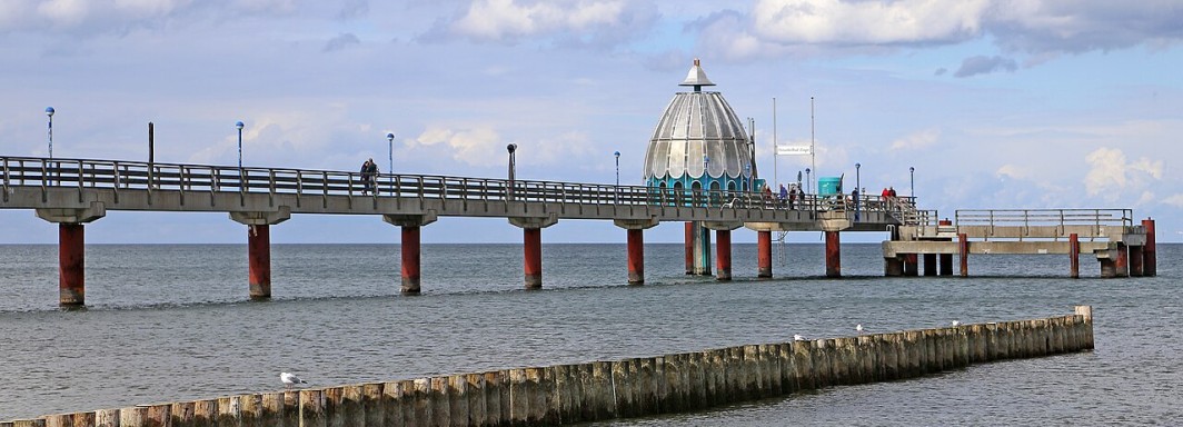W. Bulach (https://commons.wikimedia.org/wiki/File:00_3797_Zingst,_Seebrücke_mit_Tauchgondel.jpg), „00 3797 Zingst, Seebrücke mit Tauchgondel“, https://creativecommons.org/licenses/by-sa/4.0/legalcode