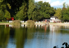 <p><a href="https://commons.wikimedia.org/wiki/File:L%C3%BCbars_Ziegeleisee.JPG">Fridolin freudenfett</a>, <a href="https://creativecommons.org/licenses/by-sa/4.0">CC BY-SA 4.0</a>, via Wikimedia Commons</p>